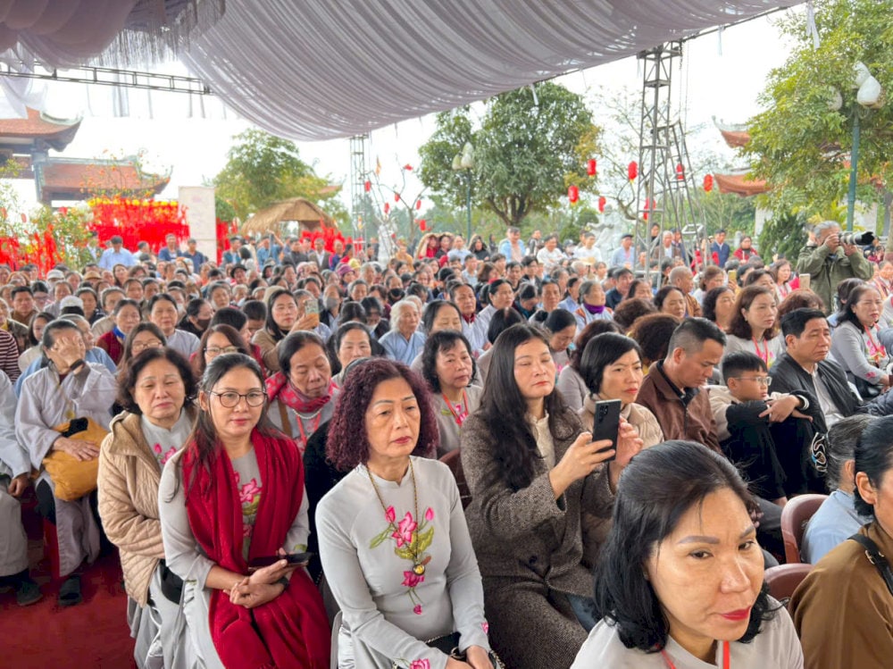 Người dân đến chiêm bái cần ăn mặc kín đáo